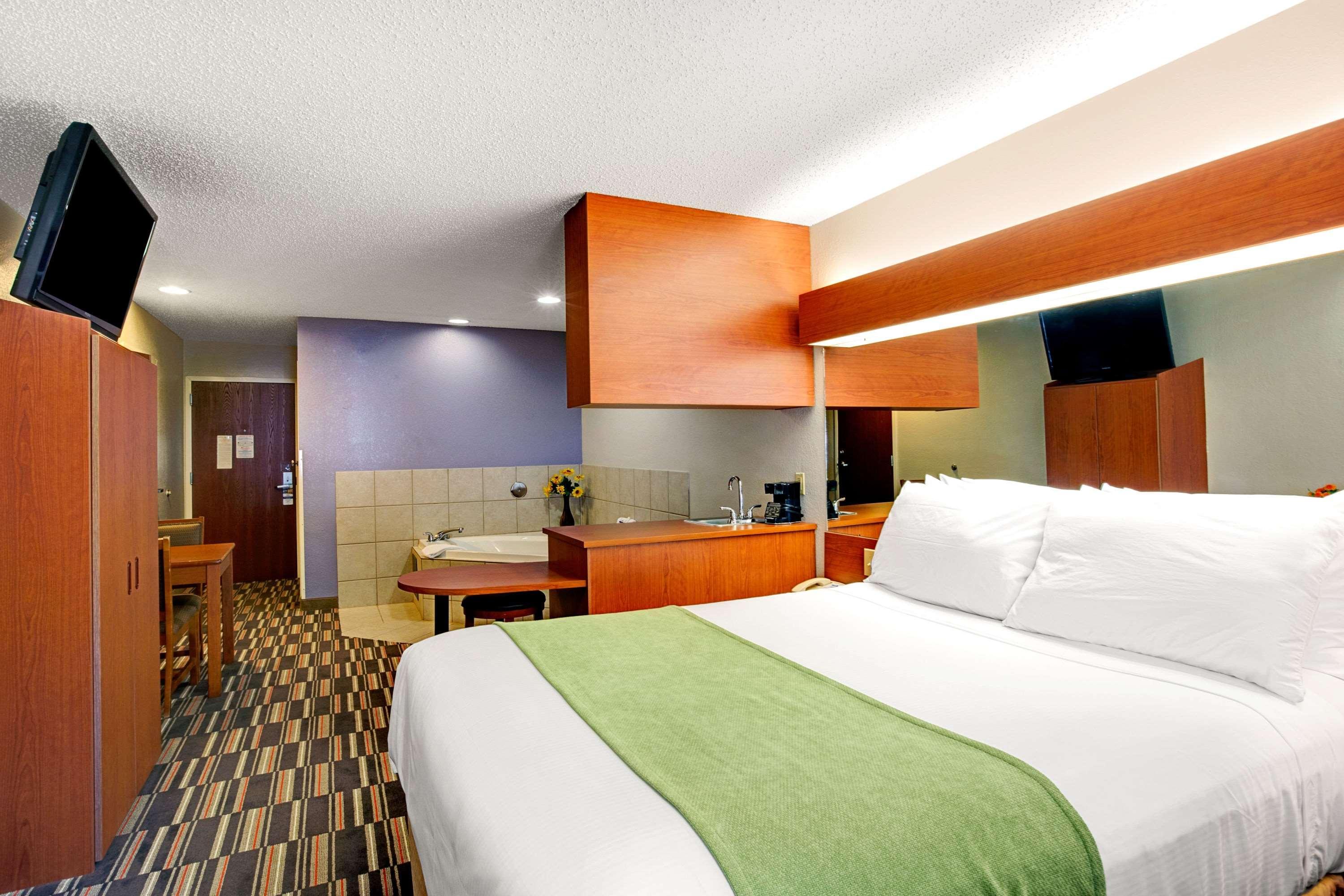 Microtel Inn & Suites By Wyndham Чероки Екстериор снимка